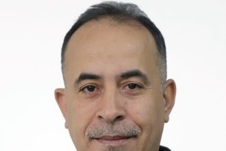 الصحفي الهباهبة يحاور كلباً