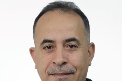 الصحفي الهباهبة يحاور كلباً