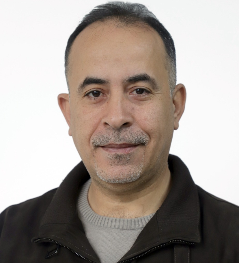 الصحفي الهباهبة يحاور كلباً