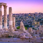 تشير التوقعات الجوية إلى استمرار الأجواء الصيفية الاعتيادية في مختلف مناطق المملكة حتى يوم الخميس، مع درجات حرارة حول معدلاتها العامة لهذا الوقت من العام. وتكون الأجواء حارة نسبيًا في المرتفعات الجبلية والسهول، وحارة في مناطق البادية والأغوار والبحر الميت والعقبة، مع ظهور بعض الغيوم المنخفضة شمال ووسط المملكة، فيما تكون الرياح شمالية غربية معتدلة السرعة تنشط أحيانًا، خاصة خلال ساعات ما بعد الظهر، ما يسهم في تلطيف الأجواء. وتدعو الجهات المختصة المواطنين إلى تجنب التعرض المباشر لأشعة الشمس خلال ساعات الظهيرة، والإكثار من شرب السوائل، لا سيما في المناطق الحارة، حفاظًا على السلامة العامة. طقس صيفي حتى الخميس
