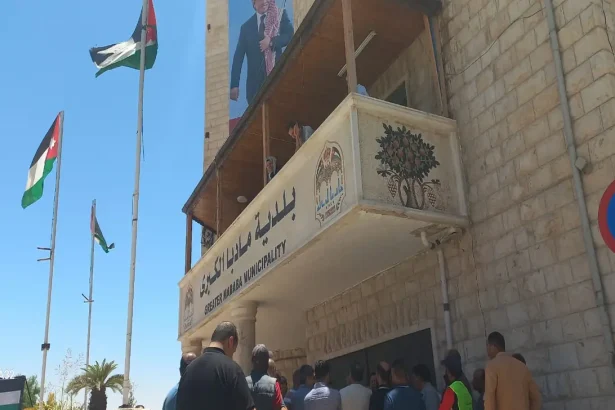 موظفو بلدية مادبا يحتجون
