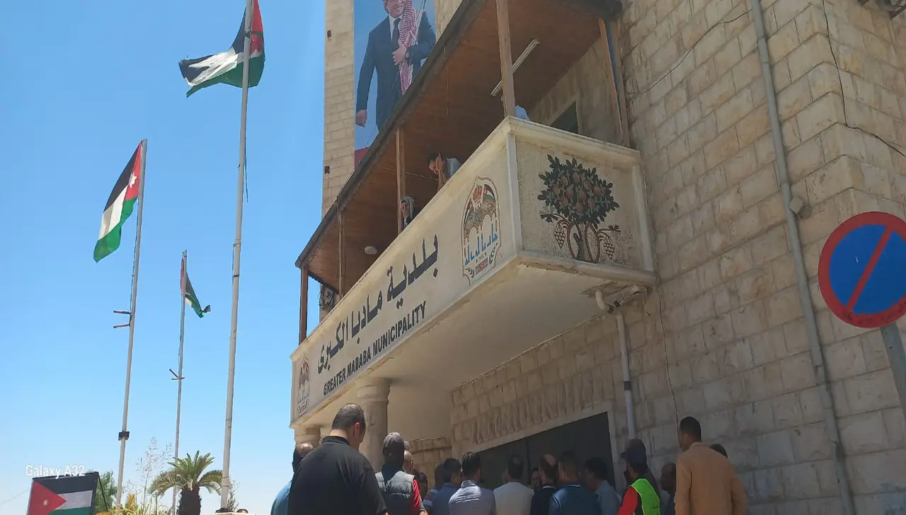 موظفو بلدية مادبا يحتجون
