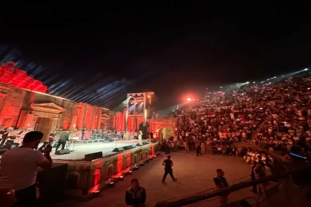 إليسا تشعل مدرجات الجنوبي