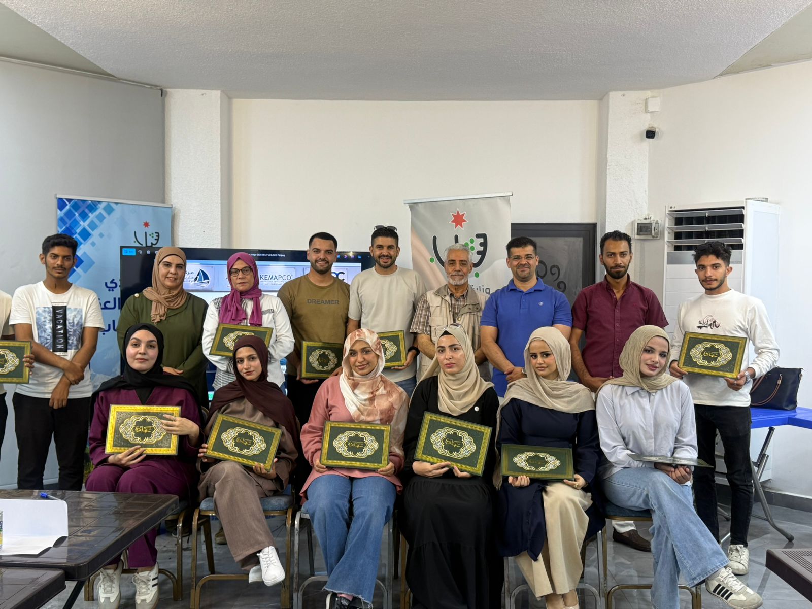 مشاركون في جلسات مبادرة إعلام من أجل الشباب بالعقبة