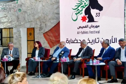 صورة تجمع الحضور في فعالية تأبين المناضل الأردني الراحل مازن الساكت لاستذكار مسيرته الوطنية.