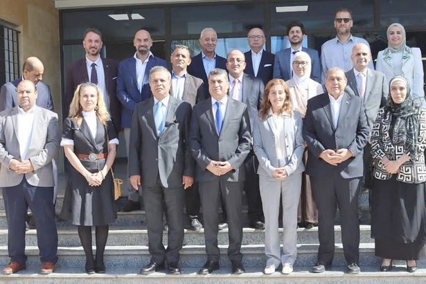 محافظ العقبة أيمن العوايشة مع رئيسة المركز الوطني لحقوق الإنسان سمر الحاج حسن ووفد حقوق الإنسان بالعقبة
