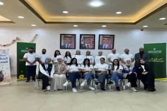 صورة جماعية لكادر البنك الأردني داخل قاعة الاجتماعات.