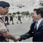 الملك عبدالله الثاني يصافح ضابطاً عسكرياً متجسدة فيها رسالة الأردن للسلام والكرامة