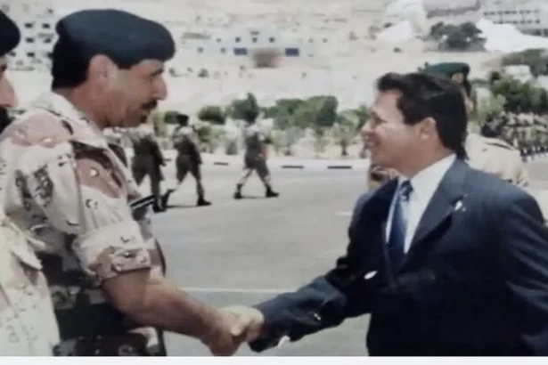 الملك عبدالله الثاني يصافح ضابطاً عسكرياً متجسدة فيها رسالة الأردن للسلام والكرامة