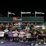 صورة جماعية للفائزين والمشاركين في بطولة الأردن المفتوحة الثانية للتنس يحملون الكؤوس والمضارب في ملعب الاتحاد الأردني للتنس.