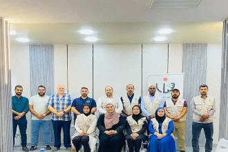 مشاركون وقائمون على الجلسة التدريبية والتعريفية بجائزة الحسين بن عبدالله الثاني للعمل التطوعي في محافظة العقبة.