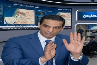 الكاتب والمحلل الأردني راكان السعايدة أثناء حديثه عن استراتيجية الأمن القومي الأردني الاستباقي أمام شاشات عرض تحليلية لصحيفة الطليعة نيوز.