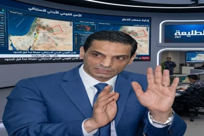 الكاتب والمحلل الأردني راكان السعايدة أثناء حديثه عن استراتيجية الأمن القومي الأردني الاستباقي أمام شاشات عرض تحليلية لصحيفة الطليعة نيوز.