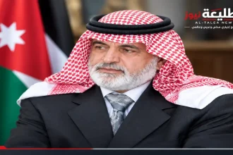 صورة بورتريه للسياسي والكاتب الأردني سالم الفلاحات يرتدي الكوفية والشماغ الأحمر والأصفر أمام العلم الأردني.