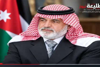 صورة بورتريه للسياسي والكاتب الأردني سالم الفلاحات يرتدي الكوفية والشماغ الأحمر والأصفر أمام العلم الأردني.