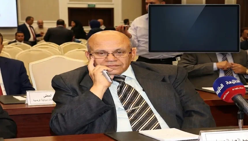 صورة صحفية للكاتب عناد أبو وندي جساً في مؤتمر إعلامي، مع شاشة في الزاوية تعرض شعار "الطليعة نيوز" وعنوان "الصحفي يصنع مصداقية" ونص "بقلم الكاتب عناد أبو وندي". يظهر في المقدمة ميكروفون يحمل شعار "الطليعة".