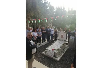 حضور جماهيري وفعاليات وطنية يلتفون حول ضريح ناهض حتر المزخرف بالزهور والأعلام الأردنية في ذكرى اغتياله.