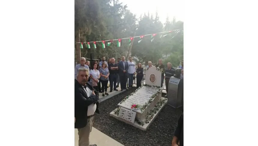 حضور جماهيري وفعاليات وطنية يلتفون حول ضريح ناهض حتر المزخرف بالزهور والأعلام الأردنية في ذكرى اغتياله.