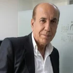 الكاتب طلعت شناعة يبتسم أمام شعار موقع الطليعة نيوز
