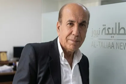 الكاتب طلعت شناعة يبتسم أمام شعار موقع الطليعة نيوز