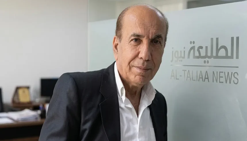 الكاتب طلعت شناعة يبتسم أمام شعار موقع الطليعة نيوز