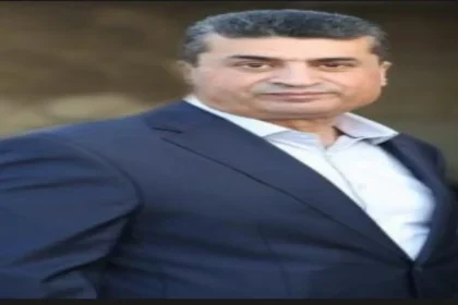 محافظ العقبة أيمن العوايشة يرتدي بدلة رسمية.