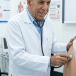 طبيب يفحص مريضاً بالسماعة للتعبير عن فكرة جس نبض العلاقات دائماً في الحياة والسياسة والمجتمع.