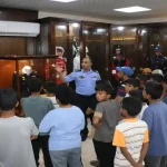 فعاليات شباب العقبة - ضابط أمن يشرح للشباب تاريخ الأزياء العسكرية في متحف الأمن العام بالعقبة