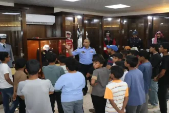 فعاليات شباب العقبة - ضابط أمن يشرح للشباب تاريخ الأزياء العسكرية في متحف الأمن العام بالعقبة