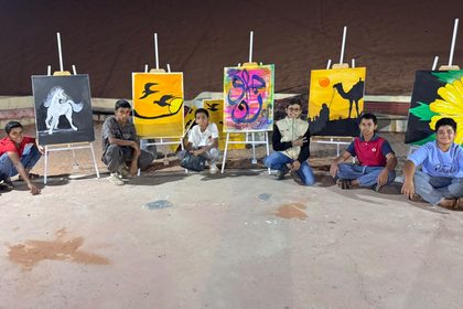مشاركون في برنامج الرسم لليافعين يعرضون لوحاتهم الفنية المتنوعة في ختام المبادرة بالعقبة.