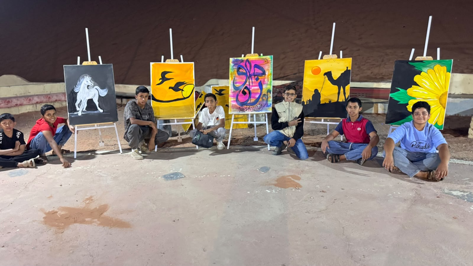 مشاركون في برنامج الرسم لليافعين يعرضون لوحاتهم الفنية المتنوعة في ختام المبادرة بالعقبة.