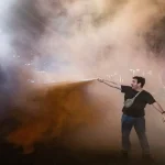احتجاجات ضد نتنياهو في تل أبيب ومتظاهر يشعل قنبلة دخان وسط مواجهات مع الشرطة قبل الانتخابات