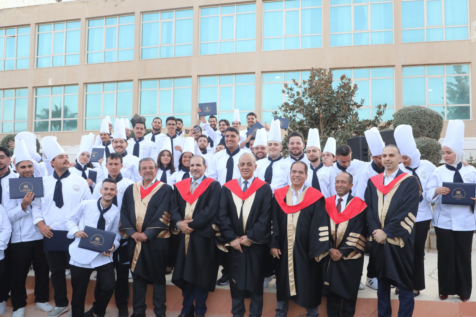 تخريج طلبة كلية عمون برعاية وزير السياحة عماد حجازين وخريجي الفندقة وفنون الطهي أمام مبنى الكلية