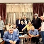 صورة جماعية عفوية لعدد من كبار نجوم الدراما السورية المجتمعين في منزل الفنان سليم صبري بدمشق.
