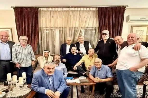 صورة جماعية عفوية لعدد من كبار نجوم الدراما السورية المجتمعين في منزل الفنان سليم صبري بدمشق.