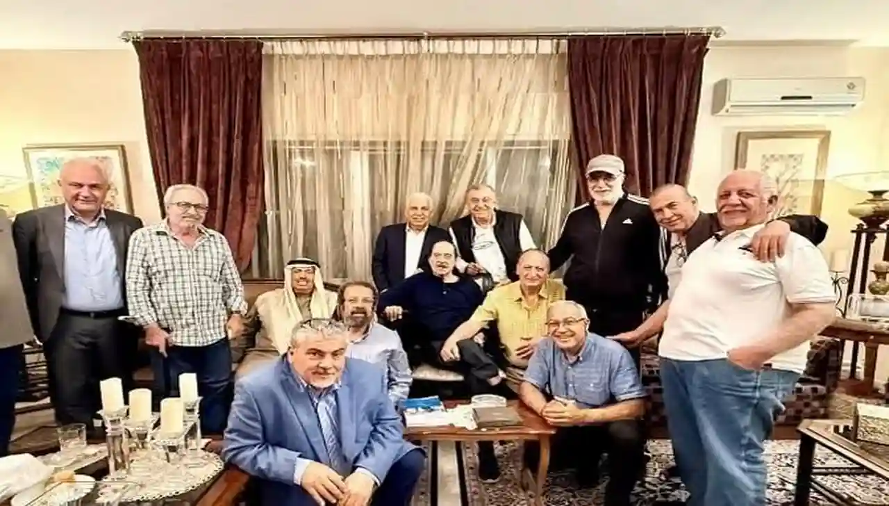 صورة جماعية عفوية لعدد من كبار نجوم الدراما السورية المجتمعين في منزل الفنان سليم صبري بدمشق.
