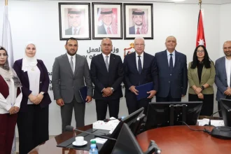 توقيع اتفاقية ربط الخريجين بسوق العمل بين وزارة العمل الأردنية وكلية التدريب المهني المتقدم.