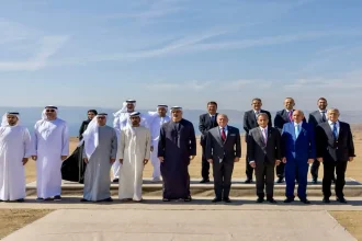 لقاء يجمع الملك عبدالله ورئيس الإمارات الشيخ محمد بن زايد مع وفد رسمي في منطقة مطلة.