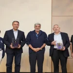 صورة تجمع أعضاء الوفد الأمريكي العقبة خلال تكريم رسمي وتقديم دروع تذكارية في احتفالية مشتركة.