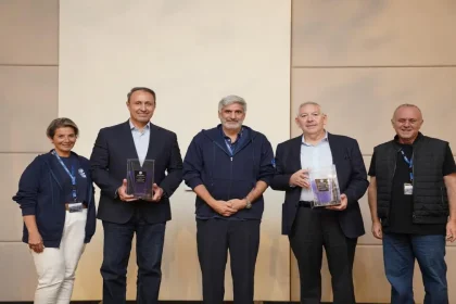 صورة تجمع أعضاء الوفد الأمريكي العقبة خلال تكريم رسمي وتقديم دروع تذكارية في احتفالية مشتركة.