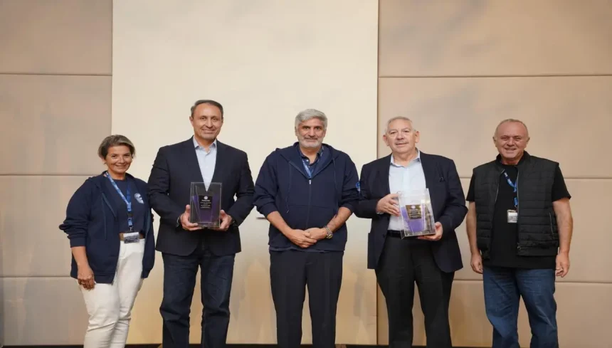 صورة تجمع أعضاء الوفد الأمريكي العقبة خلال تكريم رسمي وتقديم دروع تذكارية في احتفالية مشتركة.