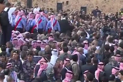 عزاء حمود - الفلاحات خلال تشييع شهداء كنيسة حمود بالكرك بحضور شعبي وأمني ورسمي يؤكد وحدة الأردنيين