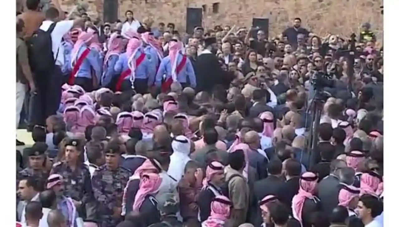 عزاء حمود - الفلاحات خلال تشييع شهداء كنيسة حمود بالكرك بحضور شعبي وأمني ورسمي يؤكد وحدة الأردنيين