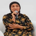 الناشطة نبيلة الحشوش تتحدث في الميكروفون عقب قرار تكفيل نبيلة الحشوش في الكرك