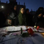 شهيدات فلسطين في غزة نساء يضئن الشموع على صور الشهداء خلال تشييع مؤثر بمدينة غزة أكتوبر 2026