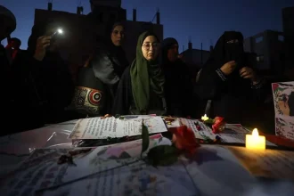 شهيدات فلسطين في غزة نساء يضئن الشموع على صور الشهداء خلال تشييع مؤثر بمدينة غزة أكتوبر 2026