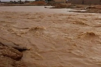 فرق الدفاع المدني تتعامل مع سيول جارفة في لواء الرويشد بالمفرق لإنقاذ محتجزين السيول الرويشد