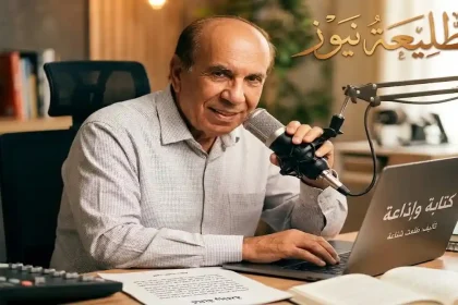 الكاتب طلعت شناعة أمام الميكروفون في أستوديو الطليعة نيوز