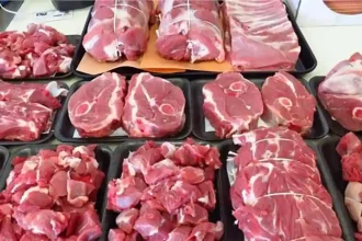 بيع لحوم مجمدة طازجة بعد تذويبها وعرضها في صواني سوداء داخل ملحمة مخالفة للشروط الصحية