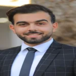 المهندس الفلسطيني نضال محمد حنونة من غزة يبتسم بإيمان بأن إعادة إعمار غزة بالأمل ممكنة رغم الخراب